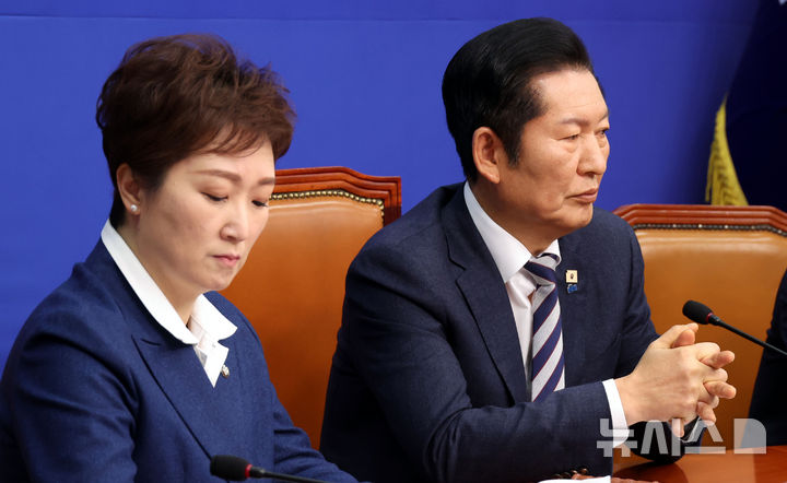 이언주 "조국, 민주당에 알박기" 신장식 "이언주, 숙주 정치 가장 능숙"