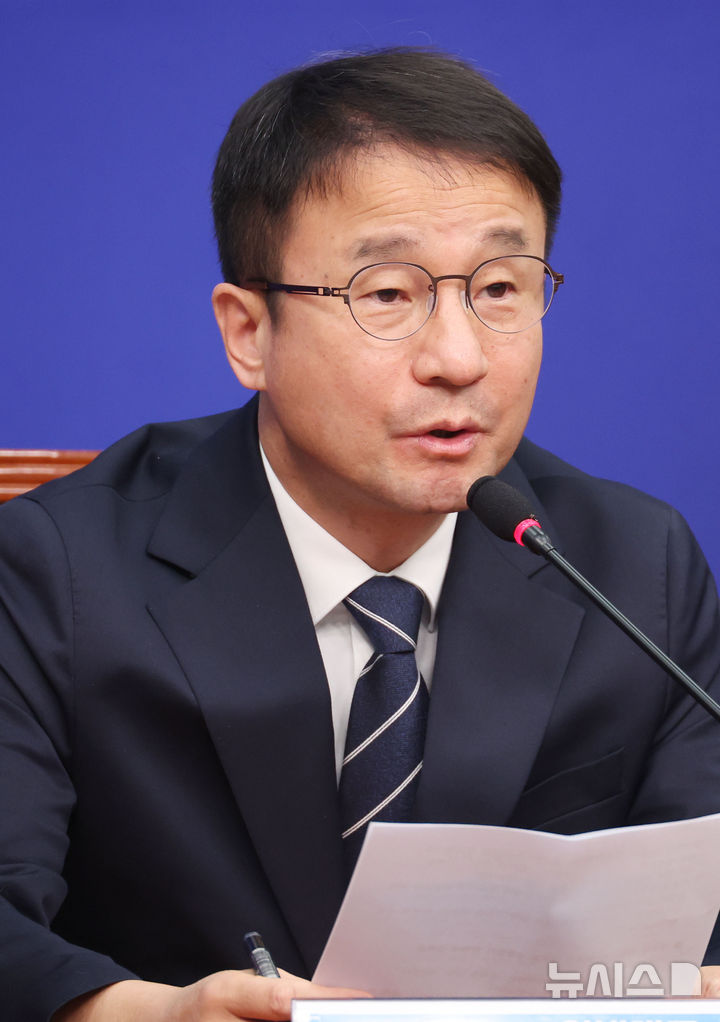 [서울=뉴시스] 조성봉 기자 = 한병도 더불어민주당 원내대표가 지난 2일 오전 서울 여의도 국회에서 열린 최고위원회의에서 발언을 하고 있다. 2026.02.02. suncho21@newsis.com
