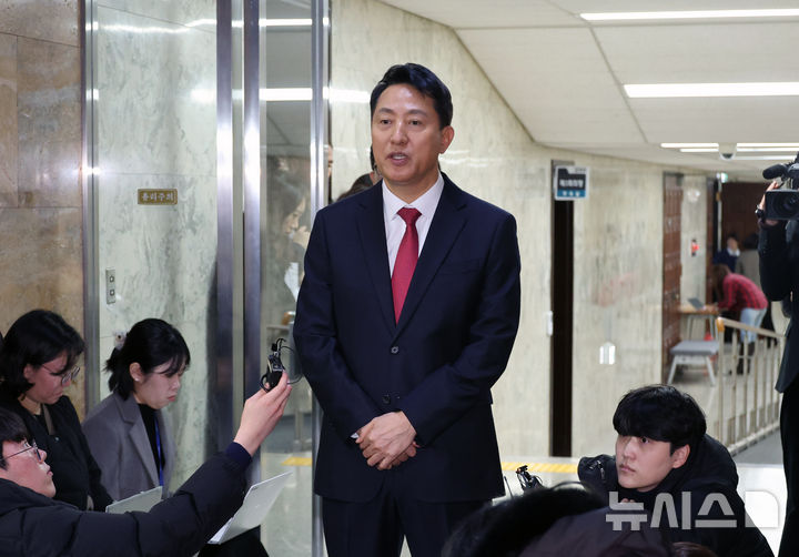 [서울=뉴시스] 김금보 기자 = 오세훈 서울시장이 2일 오전 서울 여의도 국회에서 '국민의힘-서울시 부동산정책협의회'를 마친 뒤 백브리핑을 하고 있다. 2026.02.02. kgb@newsis.com