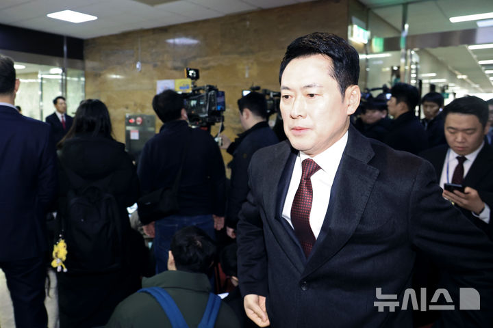 [서울=뉴시스] 김금보 기자 = 장동혁 국민의힘 대표가 2일 서울 여의도 국회에서 백브리핑을 하는 오세훈 서울시장을 지나치고 있다. 2026.02.02. kgb@newsis.com