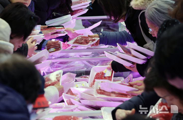 [서울=뉴시스] 조성우 기자 = 서울 서초구 농협 하나로마트 양재점에서 열린 '소 한 마리 할인 행사'에서 고객들이 한우를 고르고 있다. 2026.02.02. xconfind@newsis.com