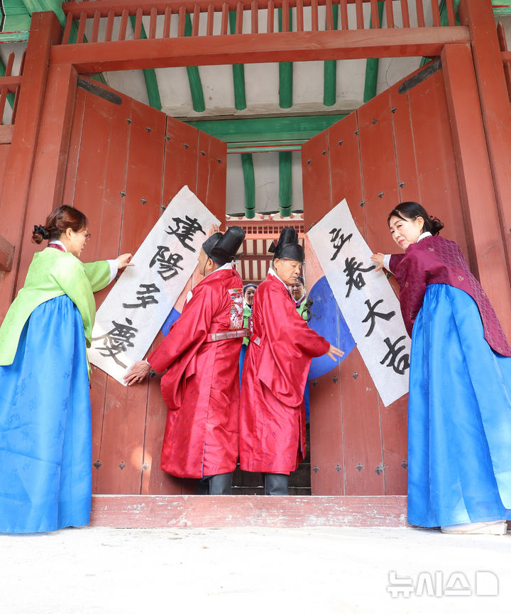 [인천=뉴시스] 전진환 기자 = 입춘을 이틀 앞둔 2일 오전 인천 미추홀구 인천향교에서 유림들이 입춘첩을 붙이고 있다.입춘첩에는 봄이 시작되니 경사스러운 일을 바란다는 의미를 담은 '입춘대길’(入春大吉), 건양다경(建陽多慶) 글귀가 담겼다. 2026.02.02. amin2@newsis.com