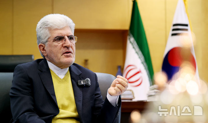 [서울=뉴시스] 김진아 기자 = 사이드 쿠제치 주한 이란 대사가 2일 서울 용산구 주한 이란 이슬람 공화국 대사관에서 뉴시스와 인터뷰 하고 있다. 2026.02.02. bluesoda@newsis.com