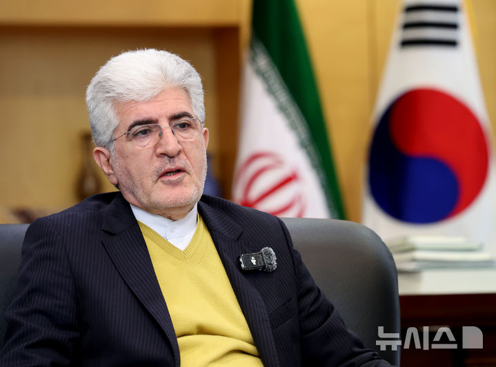 [서울=뉴시스] 김진아 기자 = 사이드 쿠제치 주한 이란 대사가 2일 서울 용산구 주한 이란 이슬람 공화국 대사관에서 뉴시스와 인터뷰 하고 있다. 2026.02.02. bluesoda@newsis.com