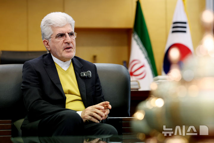 [서울=뉴시스] 김진아 기자 = 사이드 쿠제치 주한 이란 대사가 미국과 이스라엘의 군사 공격에 대한 이란의 대응이 보복이 아니라 정당 방위라고 밝혔다. 미국과 이스라엘의 침략이 완전히 중단될 때까지 대응은 계속될 것이라 강조했다. 사진은 지난달 2일 서울 용산구 주한 이란 이슬람 공화국 대사관에서 뉴시스와 인터뷰 하고 있는 사이드 쿠제치 대사. 2026.02.02. bluesoda@newsis.com