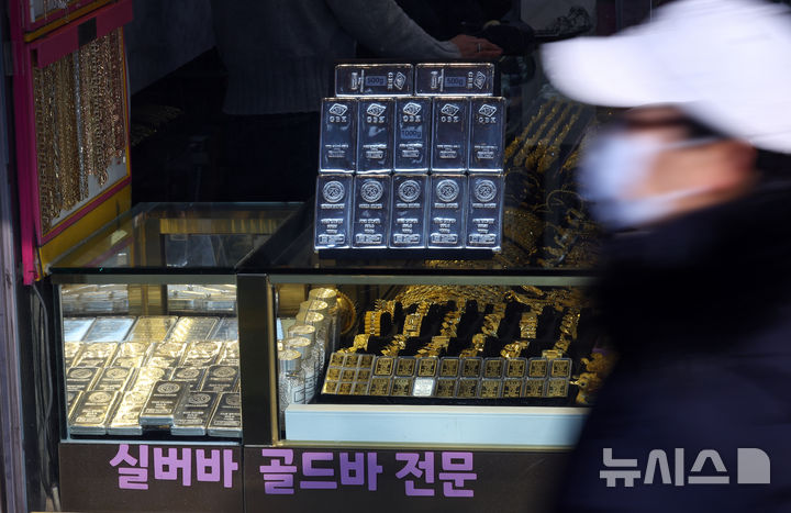 금·은 선물거래서 하락세 멈춰…유가는 4% 떨어져