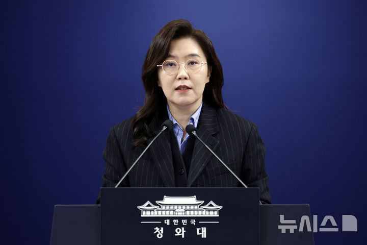 [서울=뉴시스] 최동준 기자 = 강유정 대변인이 2일 청와대에서 인사 관련 브리핑을 하고 있다. 이재명 대통령은 재정경제부 제2차관에 허장 한국수출입은행 ESG위원장, 우주항공청장에 오태석 한국과학기술기획평가원장을 임명했으며 국가물관리위원회 민간 위원장에는 김좌관 부산가톨릭대 석좌교수, 아시아문화중심도시조성위원회 위원장에 김원중 전 광주평화음악제 총감독을 위촉했다. 2026.02.02. photocdj@newsis.com