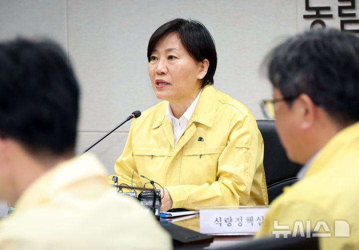 [세종=뉴시스] 강종민 기자 = 사진은 송미령 농림축산식품부 장관이 지난 2일 세종시 정부세종청사에서 열린 가축전염병 중앙사고수습본부 회의에서 구제역, 아프리카돼지열병 등 방역상황을 점검하고 있는 모습. 2026.02.02. ppkjm@newsis.com