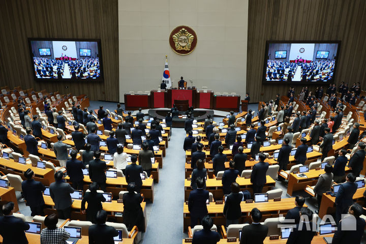 [서울=뉴시스] 고승민 기자 = 우원식 국회의장과 여야 의원들이 2일 서울 여의도 국회에서 열린 제432회 국회(임시회) 개회식에서 국민의례를 하고 있다. 2026.02.02. kkssmm99@newsis.com