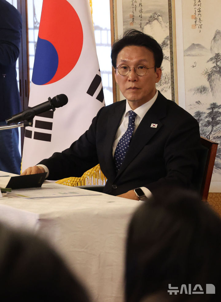 [서울=뉴시스] 최진석 기자 = 김민석 국무총리가 2일 서울 총리공관에서 열린 출입기자 간담회에서 기자의 질문을 듣고 있다. (공동취재) 2026.02.02. photo@newsis.com