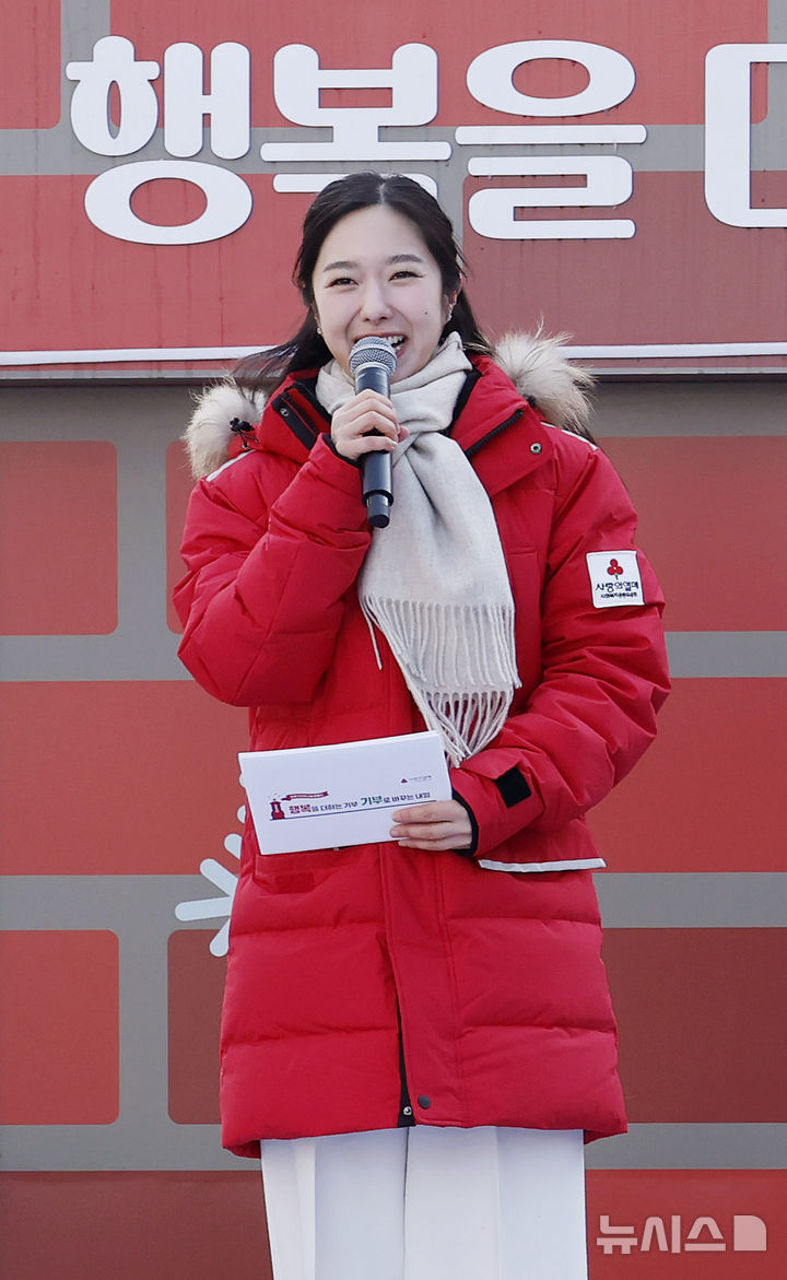 [서울=뉴시스] 김혜진 기자 = 이혜성 아나운서가 2일 오후 서울 종로구 광화문광장에서 열린 '희망2026나눔캠페인' 폐막식에서 인사말을 하고 있다. '희망2026나눔캠페인'은 62일간 총 5124억원을 모금, 사랑의온도탑 나눔온도 113.9도를 달성했다. 이는 희망나눔캠페인 역사상 가장 많은 모금액이자 처음으로 5000억원을 넘어선 기록이다. 2026.02.02. jini@newsis.com