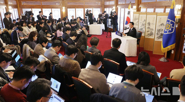 [서울=뉴시스] 최진석 기자 = 김민석 국무총리가 2일 서울 총리공관에서 열린 출입기자 간담회에서 발언하고 있다. (공동취재) 2026.02.02. photo@newsis.com