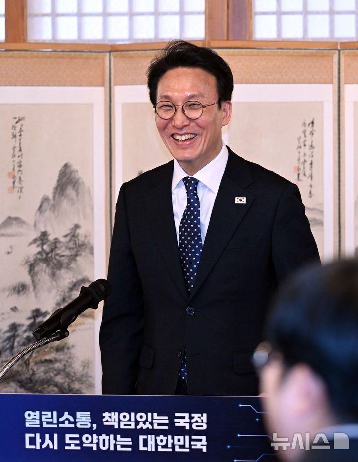 [서울=뉴시스] 최진석 기자 = 김민석 국무총리가 2일 서울 총리공관에서 열린 출입기자 간담회에서 밝은 표정으로 기자들과 인사하고 있다. (공동취재) 2026.02.02. photo@newsis.com