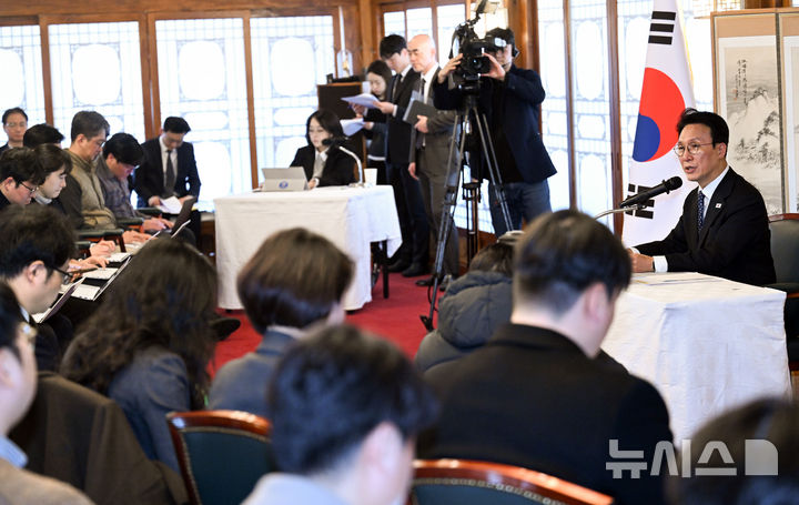 [서울=뉴시스] 최진석 기자 = 김민석 국무총리가 2일 서울 총리공관에서 열린 출입기자 간담회에서 발언하고 있다. (공동취재) 2026.02.02. photo@newsis.com