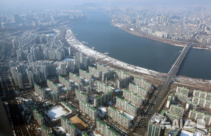 '한강 프리미엄' 수치로 증명…100m당 평당 121만원↓