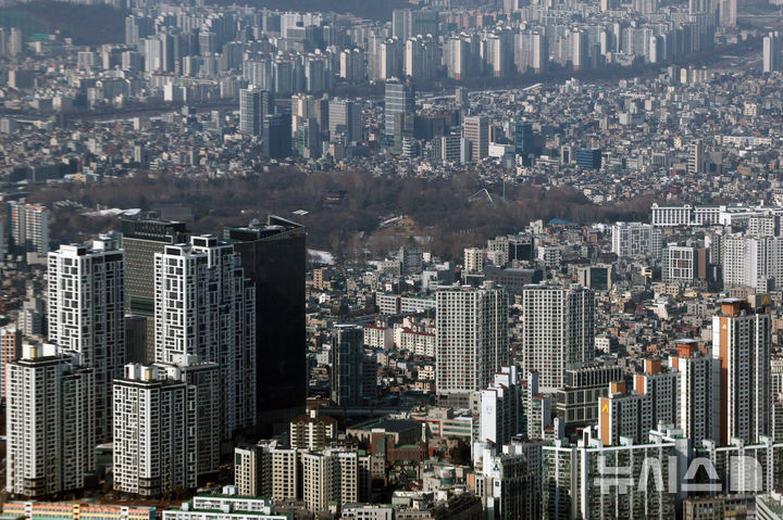 [서울=뉴시스] 조성우 기자 = 서울 송파구 롯데월드타워 전망대 서울스카이에서 바라본 서울 시내 아파트 등 집합건물의 모습. 2026.02.02. xconfind@newsis.com