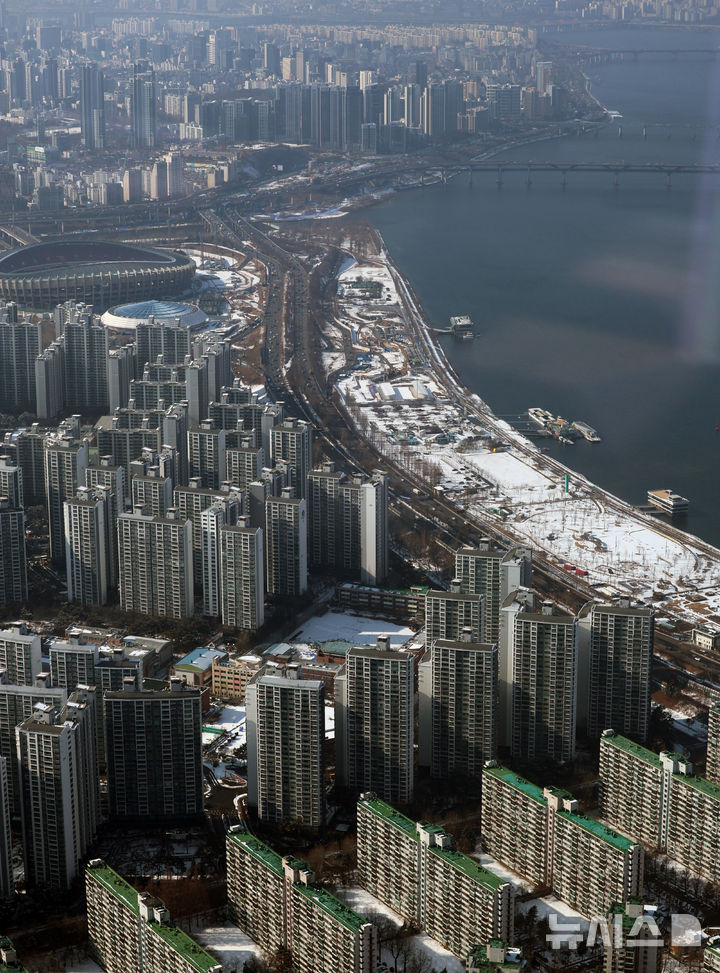 [서울=뉴시스] 조성우 기자 = 한강 이남 11개구의 중소형 아파트 평균 가격이 18억원을 돌파한 가운데 2일 서울 송파구 롯데월드타워 전망대 서울스카이에서 서울 송파와 강남 지역 아파트 단지가 보이고 있다. KB부동산 월간 주택 시계열 통계에 따르면 지난 1월 한강 이남 11개구(강남·서초·송파·강동·양천·강서·영등포·동작·관악·구로·금천구)의 중소형(전용면적 60㎡ 초과∼85㎡ 이하) 아파트 평균 가격은 18억269만원으로 집계됐다. 2026.02.02. xconfind@newsis.com