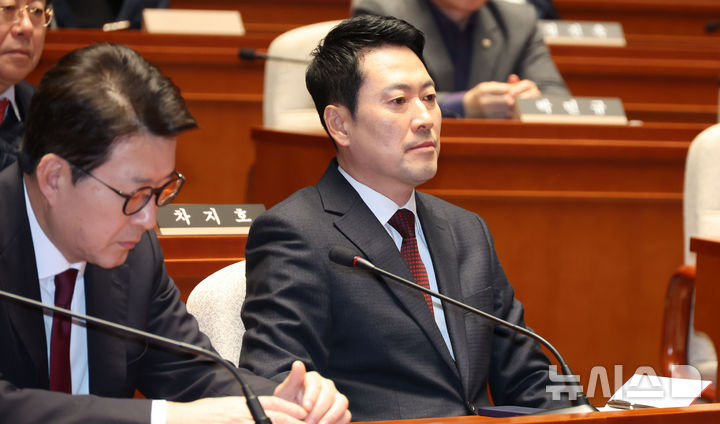 [서울=뉴시스] 조성봉 기자 = 장동혁 국민의힘 대표가 2일 오후 서울 여의도 국회에서 열린 의원총회에서 잠시 생각에 잠겨 있다. 2026.02.02. suncho21@newsis.com