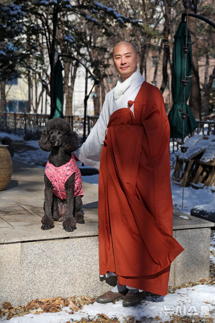 [서울=뉴시스] 박진희 기자 = 대한불교조계종 충정사 주지 덕운스님이 지난 2일 서울 중구 남산 충정사에서 인터뷰 하고 있다. 2026.02.07. pak7130@newsis.com