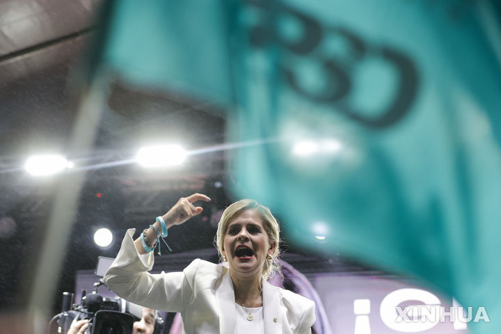 [산호세(코스타리카)=신화/뉴시스]1일 치러진 코스타리카 대통령선거에 승리한 집권당 후보 로라 페르난데스가 수도 산호세에서 승리 축하 행사에 참석하고 있다. 2026.02.02.