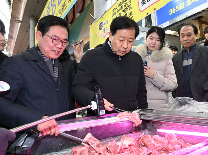 [서울=뉴시스] 구윤철 부총리 겸 재정경제부 장관이 2일 충남 천안 중앙시장을 방문해 설 명절 성수품 수급동향 및 설 민생안정 대책을 점검하고 있다. (사진=재정경제부 제공) 2026.02.02. photo@newsis.com *재판매 및 DB 금지