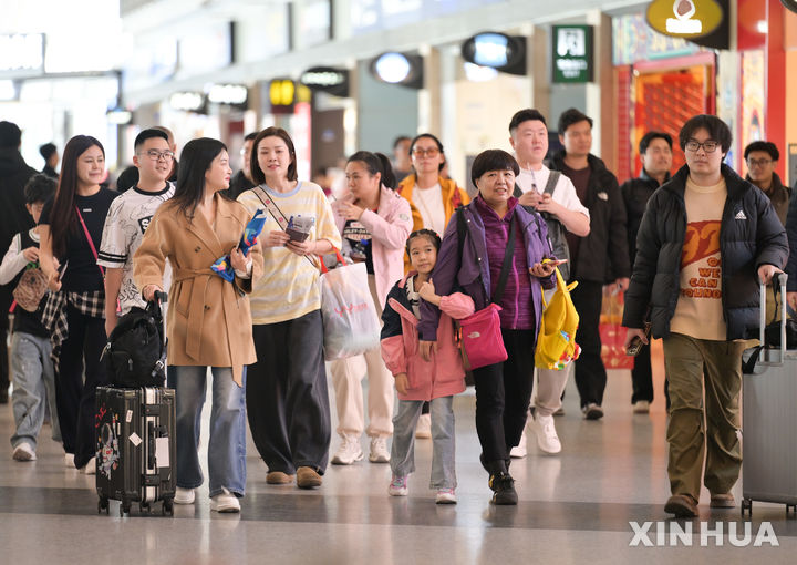 [베이징=신화/뉴시스] 중국 청명절(4월 4~6일) 연휴 기간 출입국 인원이 전년 동기 대비 11.1% 증가한 하루 평균 230만명을 넘어설 것으로 전망된다. 사진은 지난 2월2일 중국 베이징 서우두 공항의 모습. 2026.04.03 