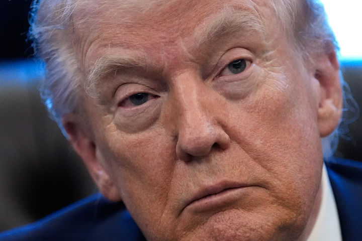 [워싱턴=AP/뉴시스]도널드 트럼프 미국 대통령이 2일(현지 시간) 미국 워싱턴DC 백악관 집무실에서 취재진 질문을 듣고 있다. 2026.02.03.