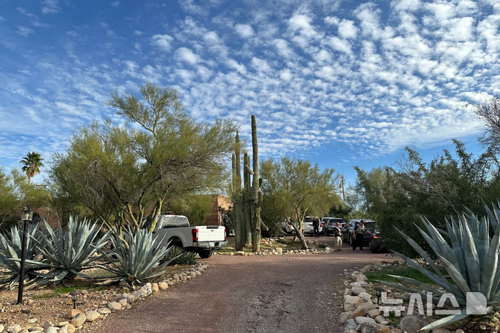 [AP/뉴시스] 2일 미 애리조나 투산 인근에 소재한 낸시 거쓰리 집 앞에서 수사관들이 살피고 있다. 84세의 이 여성은 방송 앵커의 모친으로 납치된 것으로 추정되고 있다 