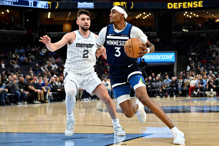 [멤피스=AP/뉴시스] 미국프로농구(NBA) 멤피스 그리즐리스의 타이 제롬(왼쪽), 미네소타 팀버울브스의 제이든 맥대니얼스. 2026.02.02.