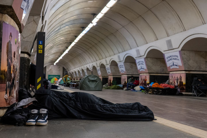 [키이우=AP/뉴시스] 3일(현지 시간) 우크라이나 키이우 시민들이 러시아의 미사일과 드론 공습을 피해 방공호로 사용되는 지하철역에 대피해 잠자고 있다. 2026.02.03.