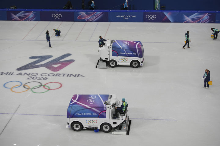 [밀라노=AP/뉴시스] 2026 밀라노·코르티나담페초 동계올림픽 개막을 사흘 앞둔 3일(현지 시간) 이탈리아 밀라노 아이스 스케이팅 아레나에서 관계자들이 정빙 작업을 하고 있다. 2026.02.04.