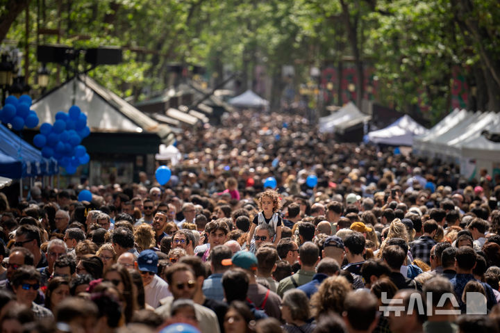 [AP/뉴시스] 스페인 북동부 카탈루냐 지방의 바르셀로나를 찾는 관광객들 
