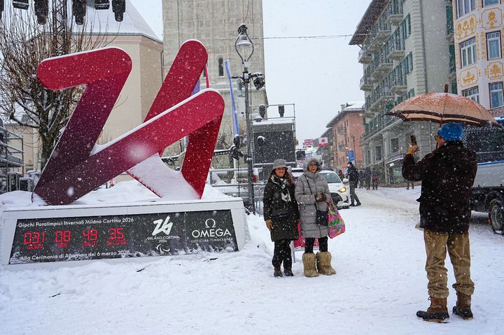 [코르티나담페초=AP/뉴시스] 2026 밀라노·코르티나담페초 동계올림픽 개막을 사흘 앞둔 3일(현지 시간) 이탈리아 코르티나담페초에 설치된 올림픽 카운트다운 조형물 옆에서 시민들이 기념촬영 하고 있다. 2026.02.04.