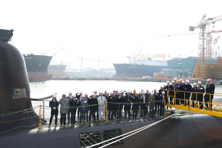 [거제=뉴시스] 신정철 기자= 60조원 규모의 캐나다 잠수함 사업(CPSP) 조달 업무 최고 책임자인 스티븐 퓨어(Stephen Fuhr) 캐나다 국방조달 특임장관이 지난 2일 경남 거제시의 한화오션을 방문했다. 사진은 퓨어 캐나다 국방조달 특임장관과 캐나다 기업인 29명 등이 캐나다 CPSP 사업에 제안한 장보고 -III 배치 -II 선도함인 장영실함에 승선하는 등 생산시설을 둘러보고 있는 모습.(사진=한화오션 제공).2026.02.03. photo@newsis.com *재판매 및 DB 금지
