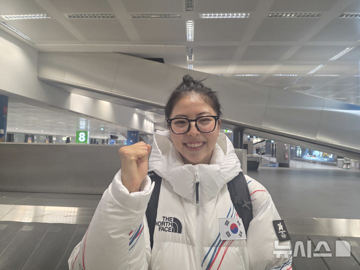 [밀라노=뉴시스] 김희준 기자 = 2026 밀라노·코르티나담페초 동계올림픽에 출전하는 스피드스케이팅 국가대표 이나현이 2일(현지 시간) 밀라노 말펜사 공항에 도착한 후 포즈를 취하고 있다. 2026.02.02jinxijun@newsis.com