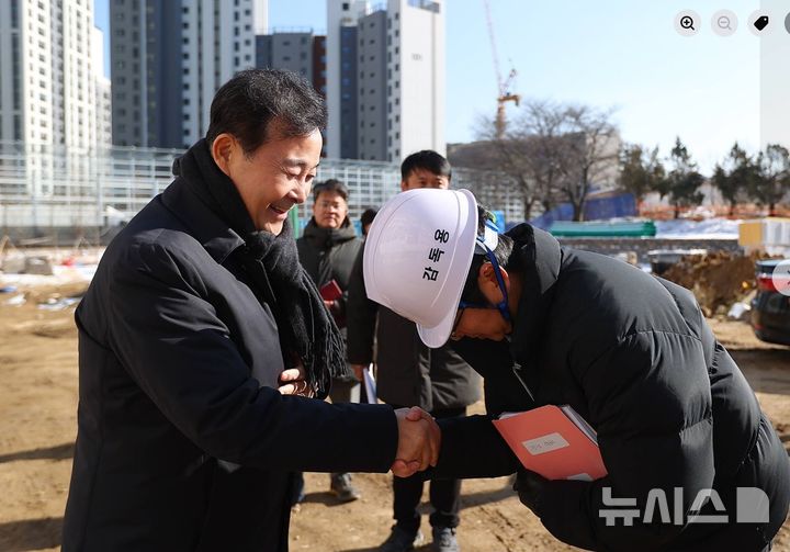 [의왕=뉴시스] 학교 건설 현장을 찾은 김성제 시장(사진 왼쪽)이 공사 관계자들을 격려하고 있다. (사진=페이스북 캡처).2026.02.03.photo@newsis.com