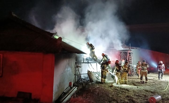  [의성=뉴시스] 의성군 단촌면 단독주택 화재를 진화하고 있다. (사진=경북소방본부 제공) 2026.02.03. photo@newsis.com *재판매 및 DB 금지