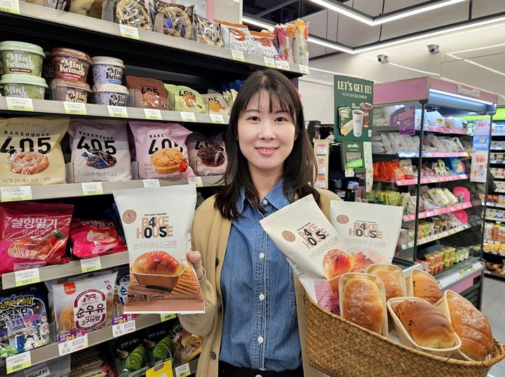 [서울=뉴시스] CU 베이크하우스405 소금빵 출시. (사진=BGF리테일 제공) *재판매 및 DB 금지