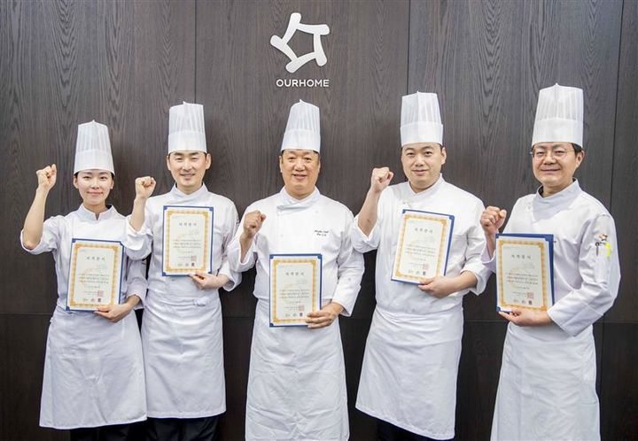 [서울=뉴시스] '밥 소믈리에' 자격을 취득한 아워홈 셰프들이 기념 사진을 촬영하고 있다. (사진=아워홈 제공) 2026.02.03. photo@newsis.com *재판매 및 DB 금지