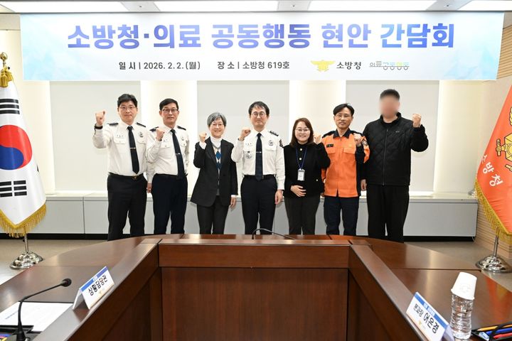 [세종=뉴시스] 김승룡 소방청장 직무대행(좌측 네번째)이 지난 2일 오후 의료 공동행동 강희경 공동대표(좌측 세번째) 등 정책 간담회 참석자와 기념사진을 촬영하고 있다. (사진=소방청). *재판매 및 DB 금지