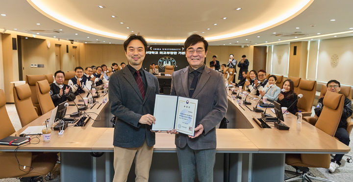 [인천=뉴시스] 조명우(가운데 오른쪽) 인하대 총장과 전태준(왼쪽) 국제화사업단장이 외교부장관 표창을 들고 기념사진을 촬영하고 있다. (사진=인하대 제공) 2026.02.03. photo@newsis.com *재판매 및 DB금지 *재판매 및 DB 금지