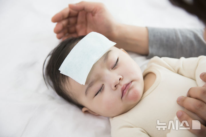 [서울=뉴시스] RSV는 초기에 감기와 유사한 감염 증상을 보이지만 4~6일 정도의 잠복기가 지난 뒤 발열, 기침, 콧물, 인후통 등의 증상이 나타나며, 호흡이 빨라지고 쌕쌕거리는 천명이나 구토가 동반될 수 있다. (사진= 유토이미지 제공)