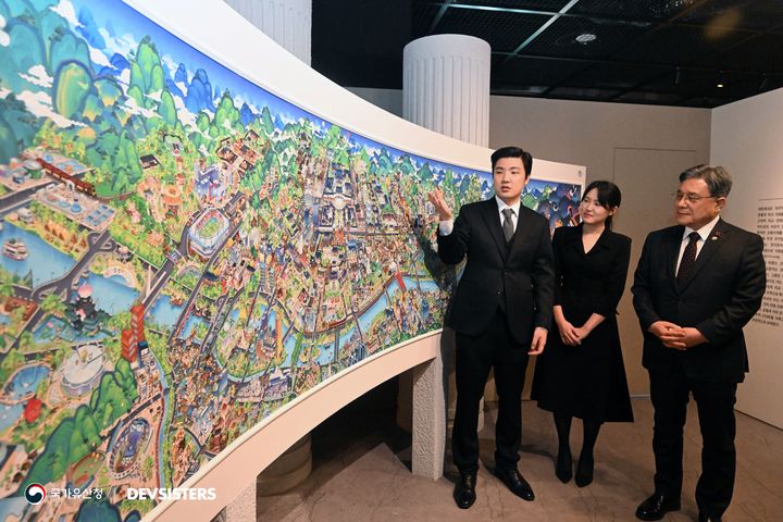 [서울=뉴시스] '쿠키런: 사라진 국가유산을 찾아서' 특별전에서 ‘쿠키런 상상화’ 살펴보는 허민 국가유산청장(오른쪽)과 조길현 데브시스터즈(주) 대표이사(왼쪽) (사진=국가유산청 제공) 2026.02.03. photo@newsis.com *재판매 및 DB 금지