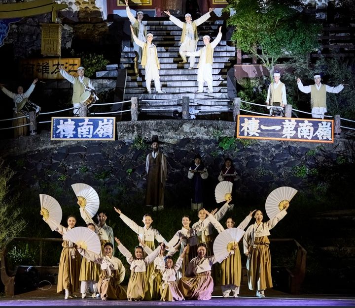 [밀양=뉴시스] 밀양아리랑예술단이 공연을 하고 있다. (사진= 밀양시 제공) 2026.02.03. photo@newsis.com *재판매 및 DB 금지