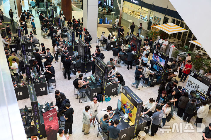 [성남=뉴시스]지난해 열린 성남시 대표 게임 축제인 2025 GXG 행사장에서 시민들이 게임부스를 체험하고 있다(사진=성남시 제공)2026.02.03.photo@newsis.com