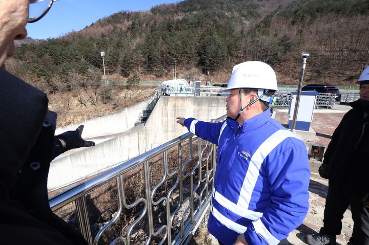 [세종=뉴시스] 한국수자원공사는 지난달 30일 윤 사장이 태백·삼척·정선 등 강원 남부권의 주 식수원인 삼척시 광동댐을 방문해 저수 상황을 확인하고 물 공급체계 전반을 점검했다고 3일 밝혔다. (사진=수자원공사 제공) 2026.02.03. photo@newsis.com *재판매 및 DB 금지