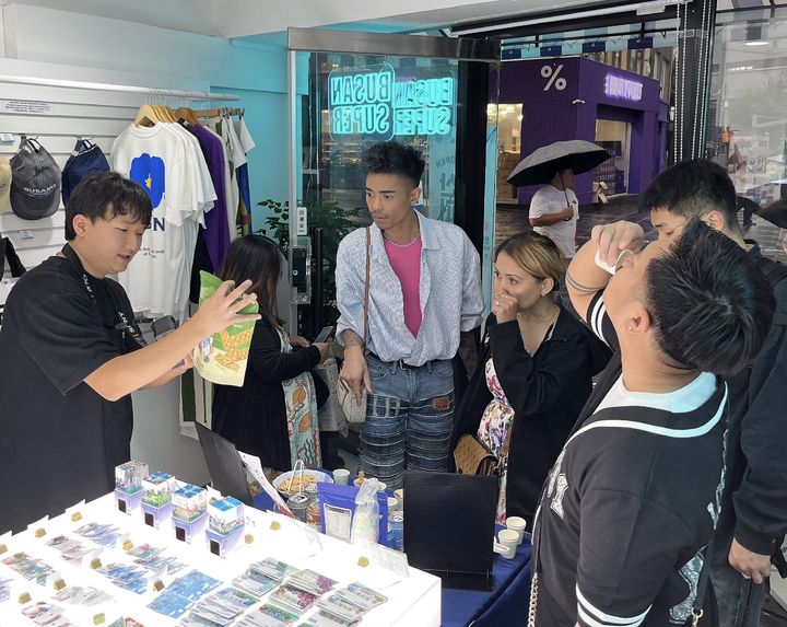 [부산=뉴시스] 부산슈퍼 서울인사동점에 방문 한 외국인 모습. (사진=부산관광공사 제공) 2026.02.03. photo@newsis.com *재판매 및 DB 금지