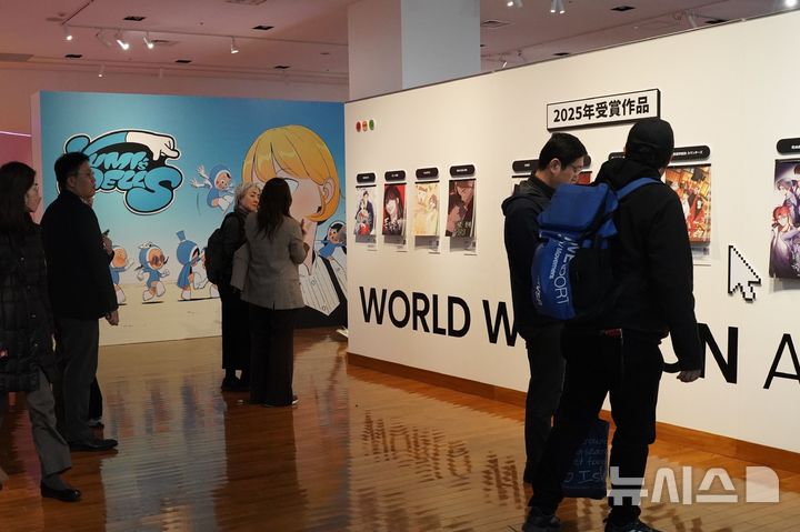 [서울=뉴시스]한국콘텐츠진흥원은 주일한국문화원과 함께 지난 1월 30일부터 일본 도쿄 주일한국문화원 '갤러리 MI'에서 '세로로 읽는 이야기: 2026 K-웹툰 전시(縦に読む物語 : K-WEBTOON展)'를 개막했다. (사진=콘진원 제공)