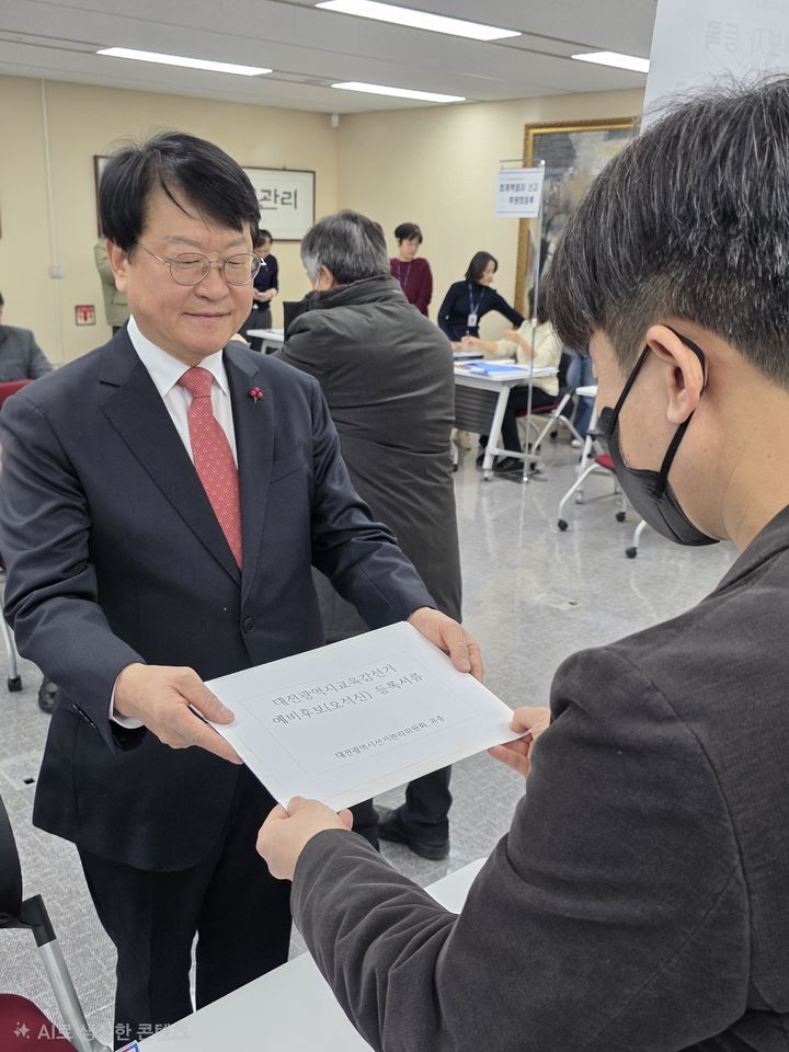 [대전=뉴시스] 대전시선거관리위원회에서 대전시교육감 선거 예비후보 등록 서류를 제출하는 오석진 전 대전시교육청 교육국장. (사진=오석진 예비후보측 제공) 2026.02.09. photo@newsis.com *재판매 및 DB 금지