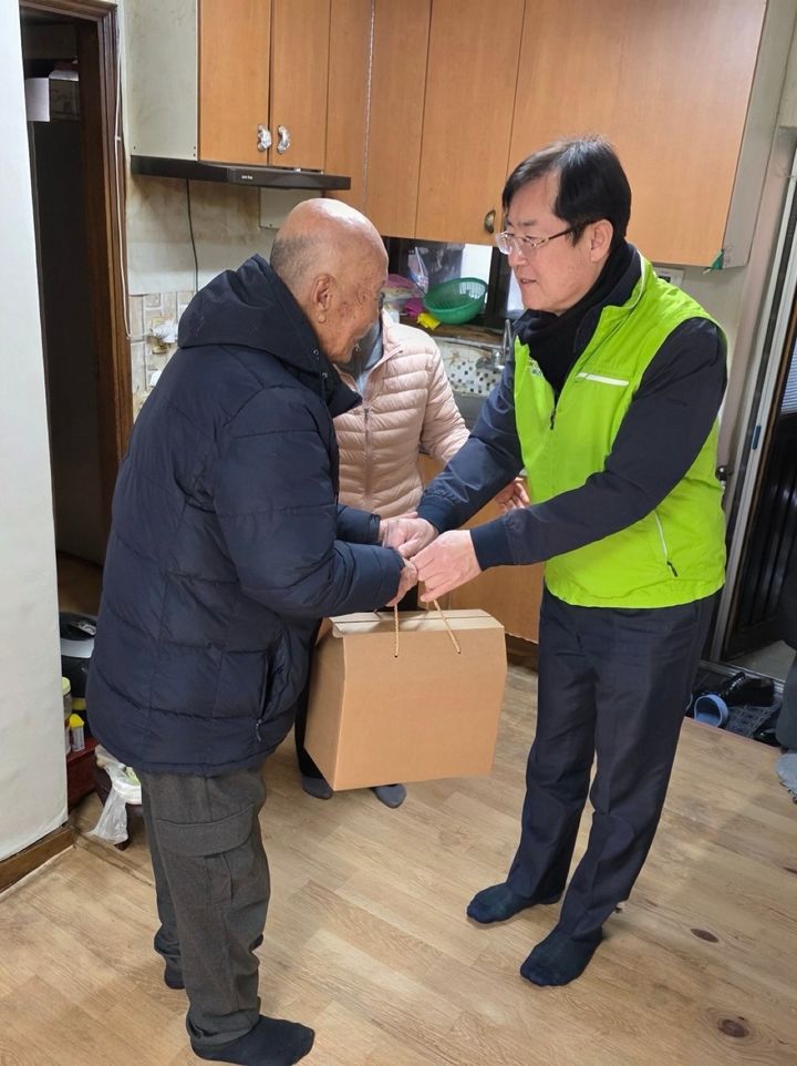 [세종=뉴시스] 안병우 농협경제지주 축산경제대표이사(오른쪽)가 2일 흑석종합사회복지관에서 독거노인에게 우리 축산물 꾸러미를 전달하고 있다. (사진=농협 제공) 2026.02.03. photo@newsis.com *재판매 및 DB 금지